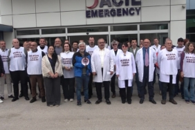 BURSA'DA NEV HASTANESİ ÖNÜNDE 6 AYDIR MAAŞLARINI ALAMAYAN HEKİMLERDEN EYLEM "EMEĞİMİZİN KARŞILIĞINI İSTİYORUZ"