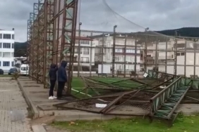 BURSA'DA FIRTINA HALI SAHANIN DİREKLERİNİ YIKTI