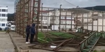 BURSA'DA FIRTINA HALI SAHANIN DİREKLERİNİ YIKTI