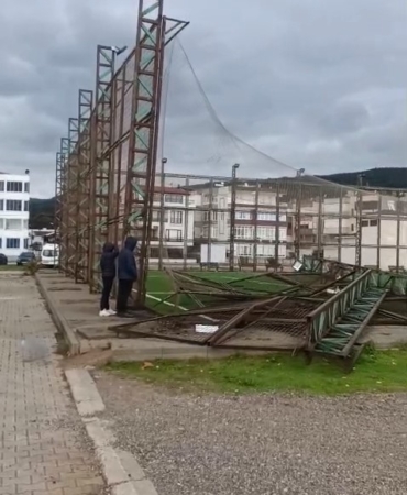 BURSA'DA FIRTINA HALI SAHANIN DİREKLERİNİ YIKTI