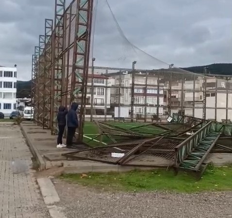 BURSA'DA FIRTINA HALI SAHANIN DİREKLERİNİ YIKTI