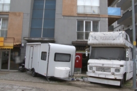 BURSA'DA İNANILMAZ KİRACI-MÜLK SAHİBİ GERİLİMİ KAMERADA GECE YARISI KAZMAYLA GELDİ, İŞ YERİNİN ÖNÜNÜ BÖYLE TALAN ETTİ 4 YIL BOYUNCA KİRACIYI ÇIKARMAK İÇİN YAPMADIĞI KALMADI, PARKELERİ SÖKÜP DÜKKANIN KAPISINI KARAVANLA KAPATTI