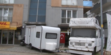 BURSA'DA İNANILMAZ KİRACI-MÜLK SAHİBİ GERİLİMİ KAMERADA GECE YARISI KAZMAYLA GELDİ, İŞ YERİNİN ÖNÜNÜ BÖYLE TALAN ETTİ 4 YIL BOYUNCA KİRACIYI ÇIKARMAK İÇİN YAPMADIĞI KALMADI, PARKELERİ SÖKÜP DÜKKANIN KAPISINI KARAVANLA KAPATTI