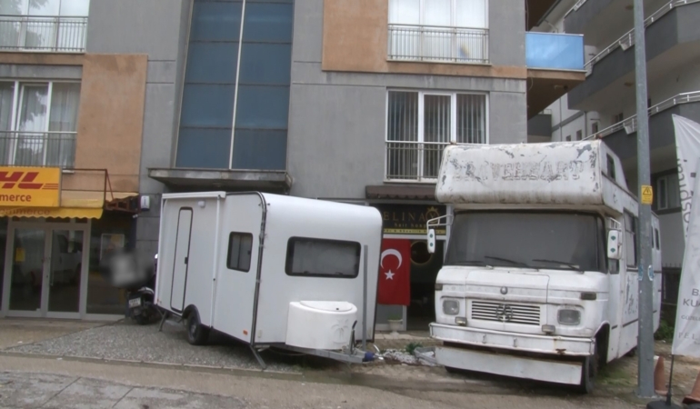 BURSA'DA İNANILMAZ KİRACI-MÜLK SAHİBİ GERİLİMİ KAMERADA GECE YARISI KAZMAYLA GELDİ, İŞ YERİNİN ÖNÜNÜ BÖYLE TALAN ETTİ 4 YIL BOYUNCA KİRACIYI ÇIKARMAK İÇİN YAPMADIĞI KALMADI, PARKELERİ SÖKÜP DÜKKANIN KAPISINI KARAVANLA KAPATTI