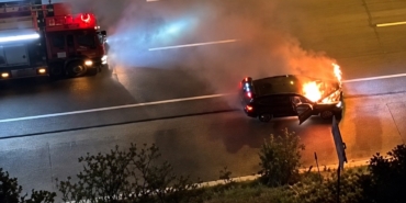 BURSA'DA LÜKS OTOMOBİL ALEVLERİN EŞİĞİNDEN DÖNDÜ BURSA'DA SEYİR HALİNDEKİ LÜKS OTOMOBİLDE KORKUTAN YANGIN