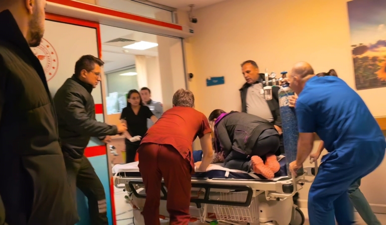 BURSA'DA NEFES KESEN ANLAR...SEDYE ÜZERİNDE HAYATA DÖNDÜRME ÇABASI ÇOCUK DOKTORUNUN SEDYE ÜZERİNDE 1 YAŞINDAKİ BEBEĞİ HAYATA DÖNDÜRME MÜCADELESİ