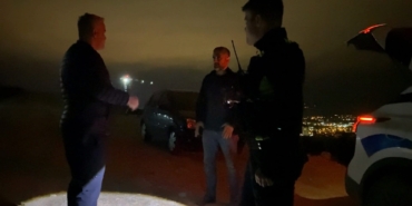 BURSA'DA NEFES KESEN KOVALAMACA..."BU ARABAYI CİNLER Mİ SÜRÜYOR?" POLİSİ GÖRÜNCE KAVGA ETTİLER, 550 BİN LİRA CEZA KESİLDİ EHLİYETİNE 5 YIL EL KONULDU POLİSTEN KAÇIP İNŞAATTA YAKALANAN İKİ ARKADAŞ DA "BEN SÜRMÜYORUM" DEDİ. POLİS İSE "SEN SÜRMÜYORUM, DİĞERİ SÜRMÜYORUM DİYOR; CİNLER Mİ SÜRÜYOR BU ARABAYI?" KARŞILIĞINI VERDİ