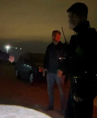 BURSA'DA NEFES KESEN KOVALAMACA..."BU ARABAYI CİNLER Mİ SÜRÜYOR?" POLİSİ GÖRÜNCE KAVGA ETTİLER, 550 BİN LİRA CEZA KESİLDİ EHLİYETİNE 5 YIL EL KONULDU POLİSTEN KAÇIP İNŞAATTA YAKALANAN İKİ ARKADAŞ DA "BEN SÜRMÜYORUM" DEDİ. POLİS İSE "SEN SÜRMÜYORUM, DİĞERİ SÜRMÜYORUM DİYOR; CİNLER Mİ SÜRÜYOR BU ARABAYI?" KARŞILIĞINI VERDİ