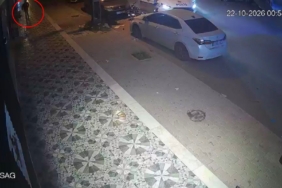 ÇALINTI MOTOSİKLETLE POLİSTEN KAÇAN ŞAHIS, METRELERCE HAVAYA UÇTUKTAN SONRA YAYA OLARAK KAÇIŞINI SÜRDÜRDÜ