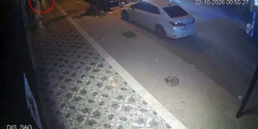 ÇALINTI MOTOSİKLETLE POLİSTEN KAÇAN ŞAHIS, METRELERCE HAVAYA UÇTUKTAN SONRA YAYA OLARAK KAÇIŞINI SÜRDÜRDÜ