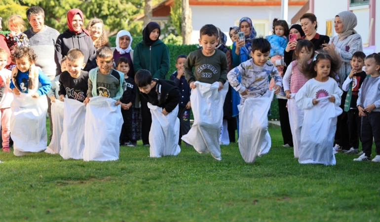 ÇAMELİ'DE MİNİKLER VE AİLELERİ GELENEKSEL OYUNLARDA YARIŞTI