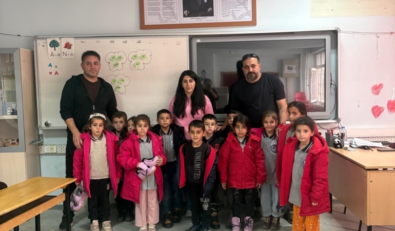 ÇERMİKTE 200 ÖĞRENCİYE MONT VE BOT DAĞITILDI