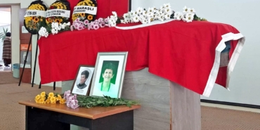ÇEŞME EĞİTİM CAMİASININ ACI KAYBI: OKUL MÜDÜRÜ NEMİDE KORKMAZ SON YOLCULUĞUNA UĞURLANDI