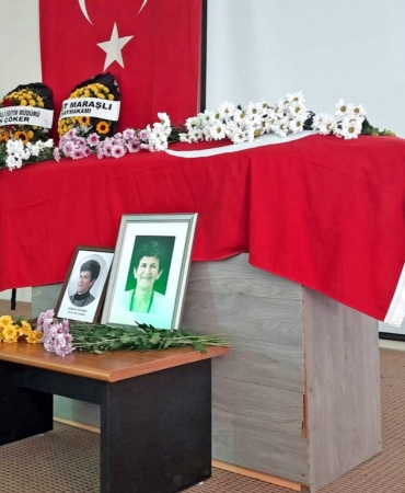 ÇEŞME EĞİTİM CAMİASININ ACI KAYBI: OKUL MÜDÜRÜ NEMİDE KORKMAZ SON YOLCULUĞUNA UĞURLANDI