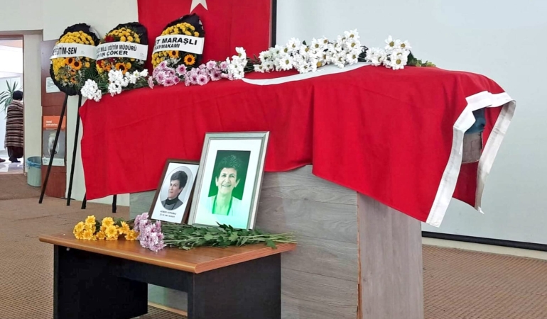 ÇEŞME EĞİTİM CAMİASININ ACI KAYBI: OKUL MÜDÜRÜ NEMİDE KORKMAZ SON YOLCULUĞUNA UĞURLANDI