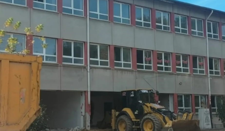ÇİVRİL'DE 44 YILLIK OKULDA GÜÇLENDİRME ÇALIŞMALARI BAŞLADI