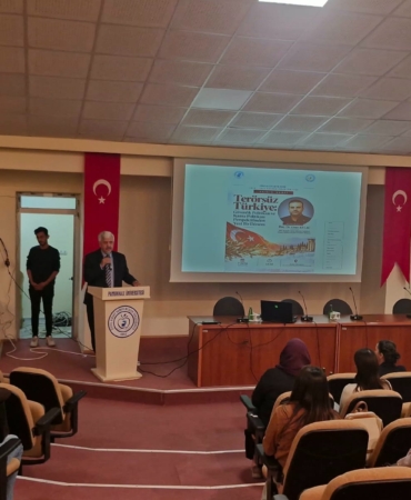 ÇİVRİL'DE YENİ AKADEMİK YIL "TERÖRSÜZ TÜRKİYE" DERSİYLE BAŞLADI DOÇ. DR. KULAÇ, ÇİVRİL'DE TERÖRSÜZ TÜRKİYE SÜRECİNİ ANLATTI