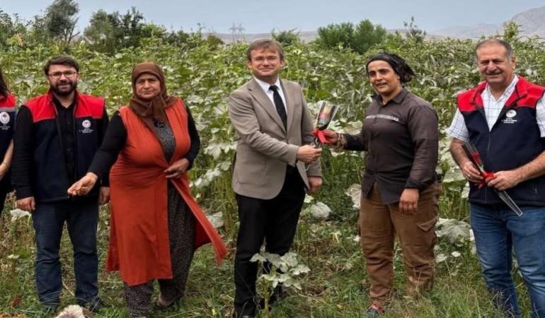 CİZRE'DE ALIN TERİ DÖKEN KADIN ÇİFTÇİLER UNUTULMADI