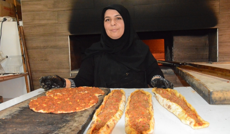 ÇOÇUKLARI İÇİN YILLARCA AZMETTİ, ŞİMDİ 29 BİN NÜFUSLU İLÇEDE İKİ RESTORAN İŞLETİYOR
