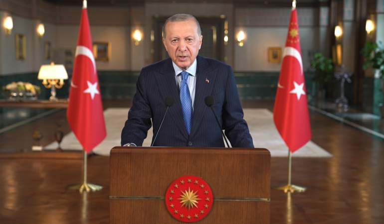 CUMHURBAŞKANI ERDOĞAN: "GURBETİ, İKİNCİ VATAN EYLEYEN KARDEŞLERİMİZ İÇİN YÜKSEK BİR ŞUURLA ÇALIŞAN TÜM SİVİL TOPLUM KURULUŞLARIMIZA ŞÜKRANLARIMI İLETİYORUM" "VATANDAŞLARIMIZI AŞAĞILAYAN AHLAK YOKSUNU TİPLERİN İNSAFINA ASLA BIRAKMAYACAĞIZ"