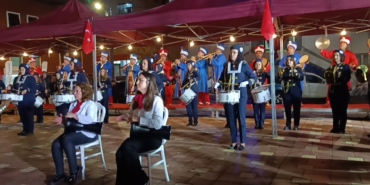'CUMHURİYET YÜRÜYÜŞÜ'NDE KADIN BANDO TAKIMI GECEYE DAMGA VURDU