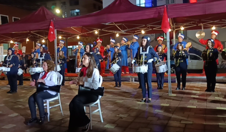 'CUMHURİYET YÜRÜYÜŞÜ'NDE KADIN BANDO TAKIMI GECEYE DAMGA VURDU