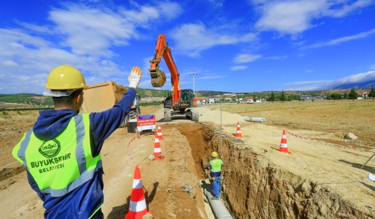 DESKİ'DEN ÇİVRİL'E 47,5 MİLYON TL'LİK ALTYAPI AĞI AKPINAR VE ŞEHİTLER'E 9,5 KİLOMETRELİK KANALİZASYON HATTI DÖŞENİYOR