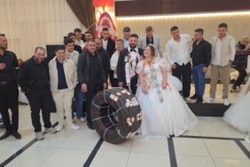 DAMADA ALTIN YERİNE TIR LASTİĞİ TAKTILAR TIR ŞOFÖRÜ DAMADA ARKADAŞLARINDAN SIRA DIŞI DÜĞÜN HEDİYESİ DÜĞÜN TAKISI OLARAK TIR LASTİĞİ TAKTILAR, GÖRENLER ŞAŞKINA DÖNDÜ