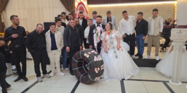 DAMADA ALTIN YERİNE TIR LASTİĞİ TAKTILAR TIR ŞOFÖRÜ DAMADA ARKADAŞLARINDAN SIRA DIŞI DÜĞÜN HEDİYESİ DÜĞÜN TAKISI OLARAK TIR LASTİĞİ TAKTILAR, GÖRENLER ŞAŞKINA DÖNDÜ