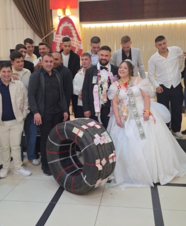 DAMADA ALTIN YERİNE TIR LASTİĞİ TAKTILAR TIR ŞOFÖRÜ DAMADA ARKADAŞLARINDAN SIRA DIŞI DÜĞÜN HEDİYESİ DÜĞÜN TAKISI OLARAK TIR LASTİĞİ TAKTILAR, GÖRENLER ŞAŞKINA DÖNDÜ