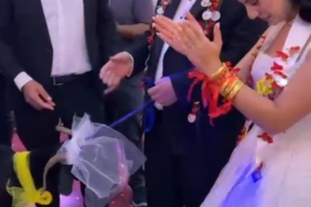 DAMADIN ET SEVGİSİNİ BİLEN ARKADAŞI DÜĞÜNDE KEÇİ HEDİYE ETTİ