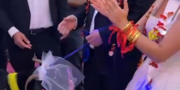 DAMADIN ET SEVGİSİNİ BİLEN ARKADAŞI DÜĞÜNDE KEÇİ HEDİYE ETTİ