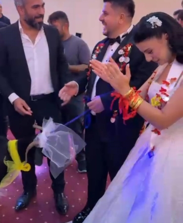 DAMADIN ET SEVGİSİNİ BİLEN ARKADAŞI DÜĞÜNDE KEÇİ HEDİYE ETTİ