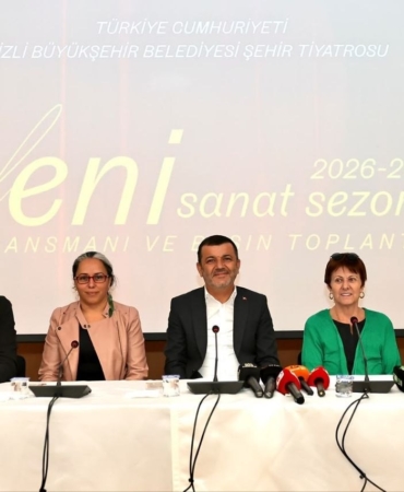 DENİZLİ BÜYÜKŞEHİR ŞEHİR TİYATROSU PERDELERİNİ AÇIYOR ŞEHİR TİYATROSU 2026-2027 SEZONUNA İDDİALI BAŞLIYOR