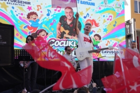 DENİZLİ BÜYÜKŞEHİRLE CUMHURİYET COŞKUSU OKULLARA TAŞTI BİNLERCE ÖĞRENCİ GÖNÜLLERİNCE EĞLENDİ
