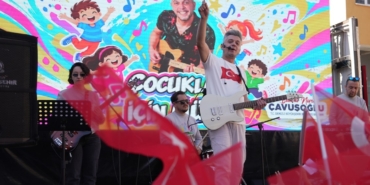 DENİZLİ BÜYÜKŞEHİRLE CUMHURİYET COŞKUSU OKULLARA TAŞTI BİNLERCE ÖĞRENCİ GÖNÜLLERİNCE EĞLENDİ