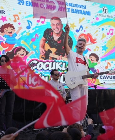 DENİZLİ BÜYÜKŞEHİRLE CUMHURİYET COŞKUSU OKULLARA TAŞTI BİNLERCE ÖĞRENCİ GÖNÜLLERİNCE EĞLENDİ