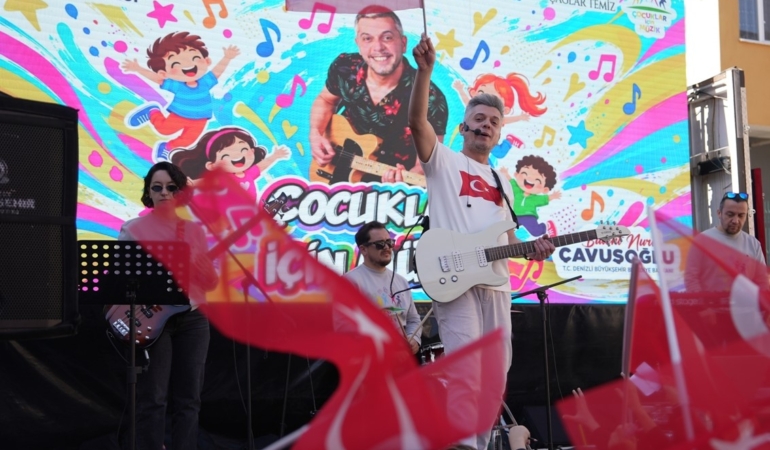 DENİZLİ BÜYÜKŞEHİRLE CUMHURİYET COŞKUSU OKULLARA TAŞTI BİNLERCE ÖĞRENCİ GÖNÜLLERİNCE EĞLENDİ
