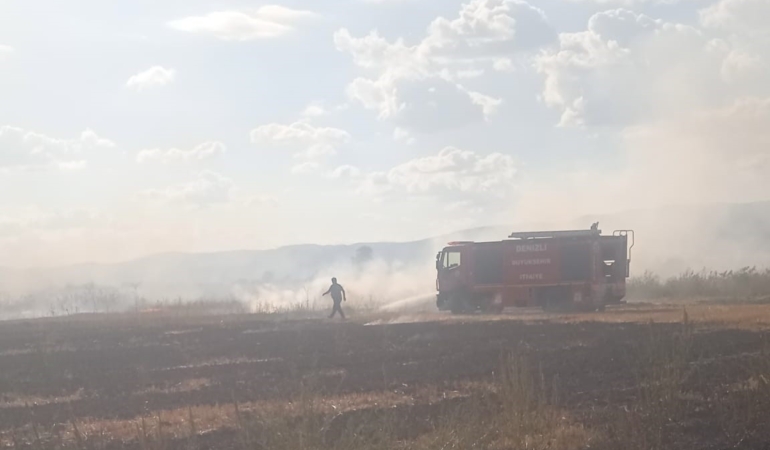 ÇİVRİL'DE TARIM ARAZİSİNDE YANGIN ÇIKTI