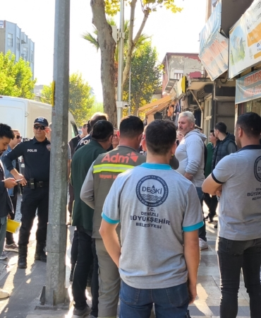DENİZLİ'DE HUKUKİ SÜRECİN DEVAM ETTİĞİ İŞ HANINDA YIKIM HAZIRLIKLARI ESNAFI AYAĞA KALDIRDI DENİZLİ'DE HAKLARIMIZ TESLİM EDİLİRSE İMZAYI ATARIZ DİYEN İŞ HANI ESNAFI BELİRSİZLİĞE SİTEM ETTİ