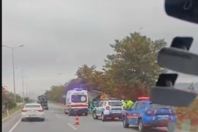 DENİZLİ'DE KAMYON ŞARAMPOLE DEVRİLDİ: 1 YARALI