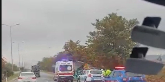 DENİZLİ'DE KAMYON ŞARAMPOLE DEVRİLDİ: 1 YARALI
