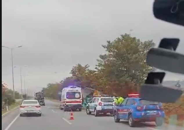 DENİZLİ'DE KAMYON ŞARAMPOLE DEVRİLDİ: 1 YARALI