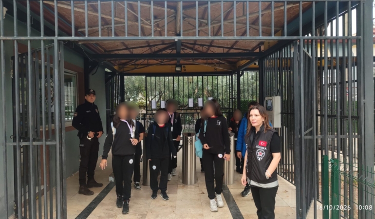 DENİZLİ'DE OKULLARDA DEDEKTÖRLÜ GÜVENLİK SEFERBERLİĞİ