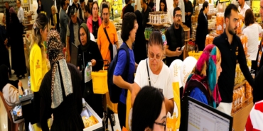 DENİZLİ'NİN ÜNLÜ LEBLEBİSİ ANTALYA'DA İZDİHAMA NEDEN OLDU LEBLEBİ ÇARŞISI'NIN ANTALYA'DA GERÇEKLEŞEN 6'NCI MAĞAZA AÇILIŞINDA İLK 500 KİŞİYE VERİLEN HEDİYE ÇEKİNİ ALMAK İSTEYENLER GECE YARISINDAN İTİBAREN UZUN KUYRUKLAR OLUŞTURDU