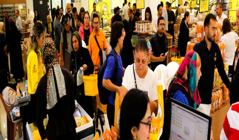 DENİZLİ'NİN ÜNLÜ LEBLEBİSİ ANTALYA'DA İZDİHAMA NEDEN OLDU LEBLEBİ ÇARŞISI'NIN ANTALYA'DA GERÇEKLEŞEN 6'NCI MAĞAZA AÇILIŞINDA İLK 500 KİŞİYE VERİLEN HEDİYE ÇEKİNİ ALMAK İSTEYENLER GECE YARISINDAN İTİBAREN UZUN KUYRUKLAR OLUŞTURDU
