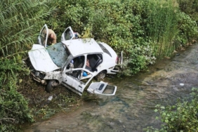 DEREYE UÇAN OTOMOBİL HURDAYA DÖNDÜ: 3 YARALI