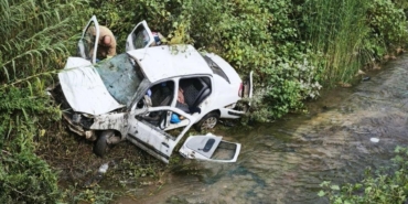 DEREYE UÇAN OTOMOBİL HURDAYA DÖNDÜ: 3 YARALI