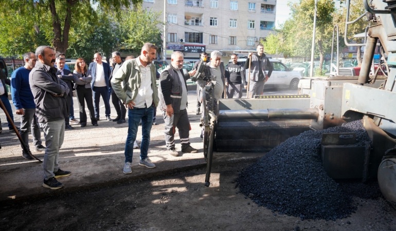 DİYARBAKIR'DA ALTYAPI ÇALIŞMALARI TAMAMLANAN CADDELERE 4 BİN 200 TON ASFALT SERİLECEK