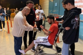 KAZA GEÇİRDİ, HASTANEDE DOĞUM GÜNÜ PASTASI KESTİ